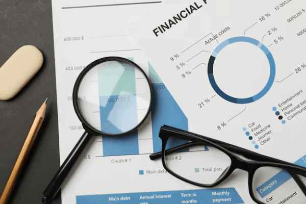 concept-financial-planning-with-accessories-close-up_