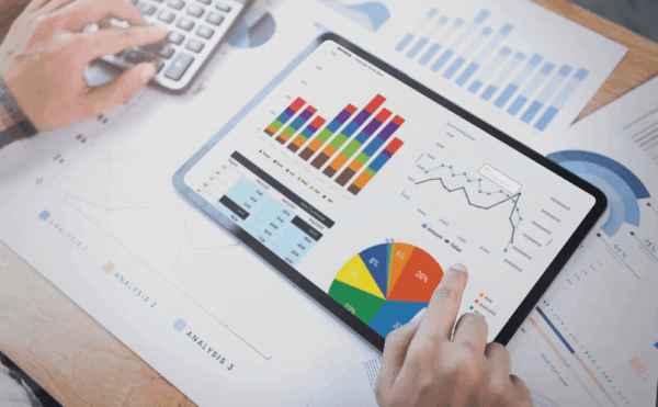 concept-financial-planning-with-accessories-close-up_